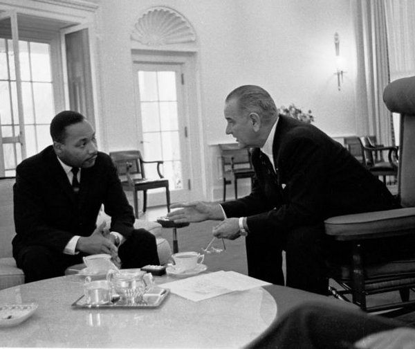Martin Luther King bei Präsident Johnson
