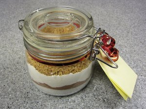 fertiger Muffin-Mix im Glas als Geschenk verpackt