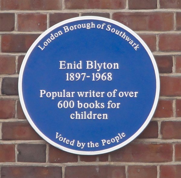 Blaue Gedenktafel an die Schriftstellerin Enid Blyton.