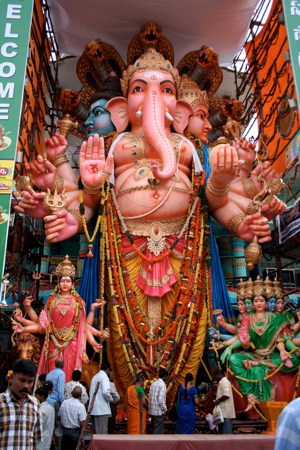 riesige Statue vom elefantenköpfigen Ganesh zum hinduistischen Fest Ganesh Chaturthi