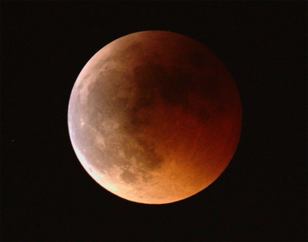 orange-roter Mond bei einer Mondfinsternis
