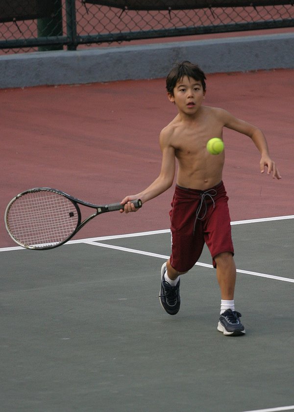 Junge beim Tennisspiel