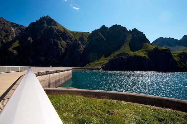 Das Wasser des Speichersees Lünersee wird zur Stromerzeugung genutzt.