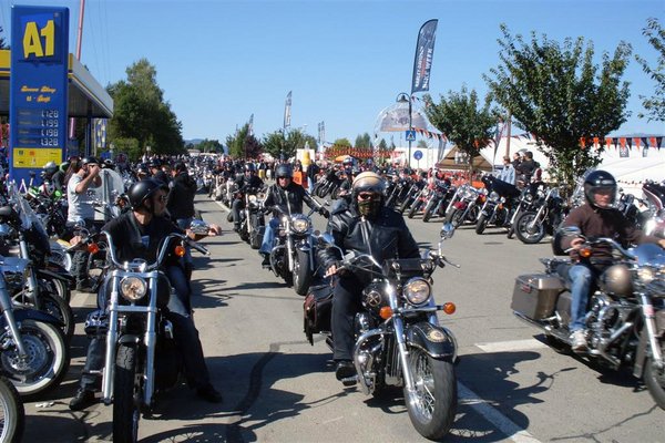 zahlreiche Motorrad-Fans bei der European Bike Week am Faaker See