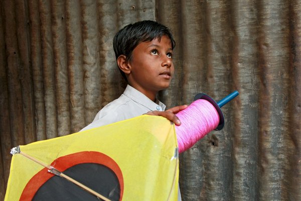 indischer Junge mit selbstgebautem Drachen