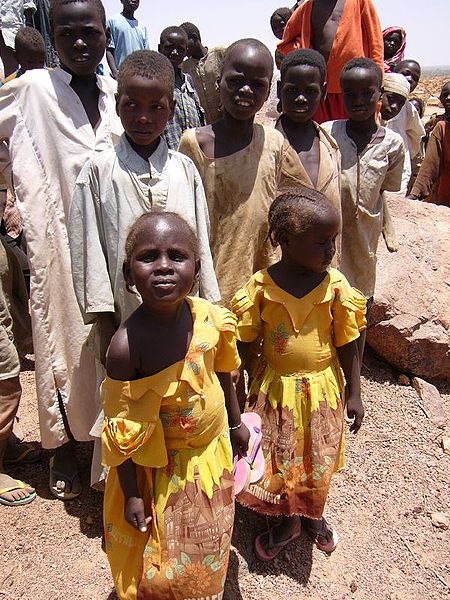 Kinder in einem Flüchtlingslager im Tschad